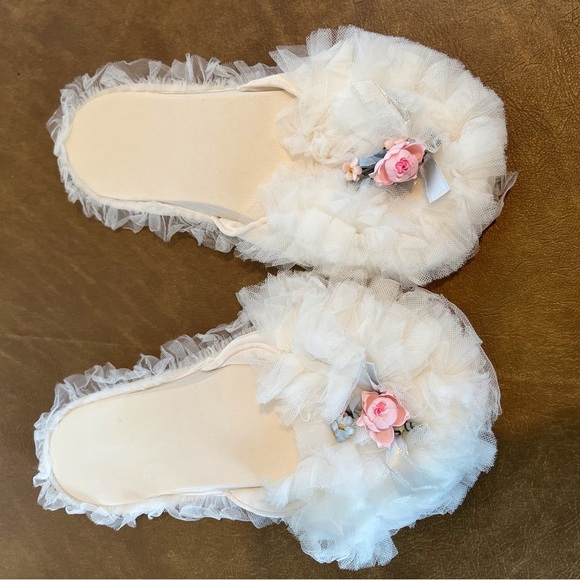 Vintage White Lace Nightgown, Robe and Slipper Set - Picture 16 of 16